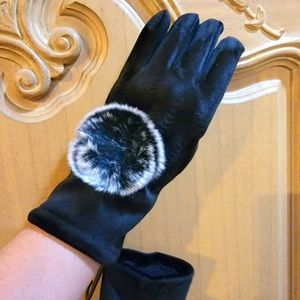 New 2 Chic Pom Pom Gloves